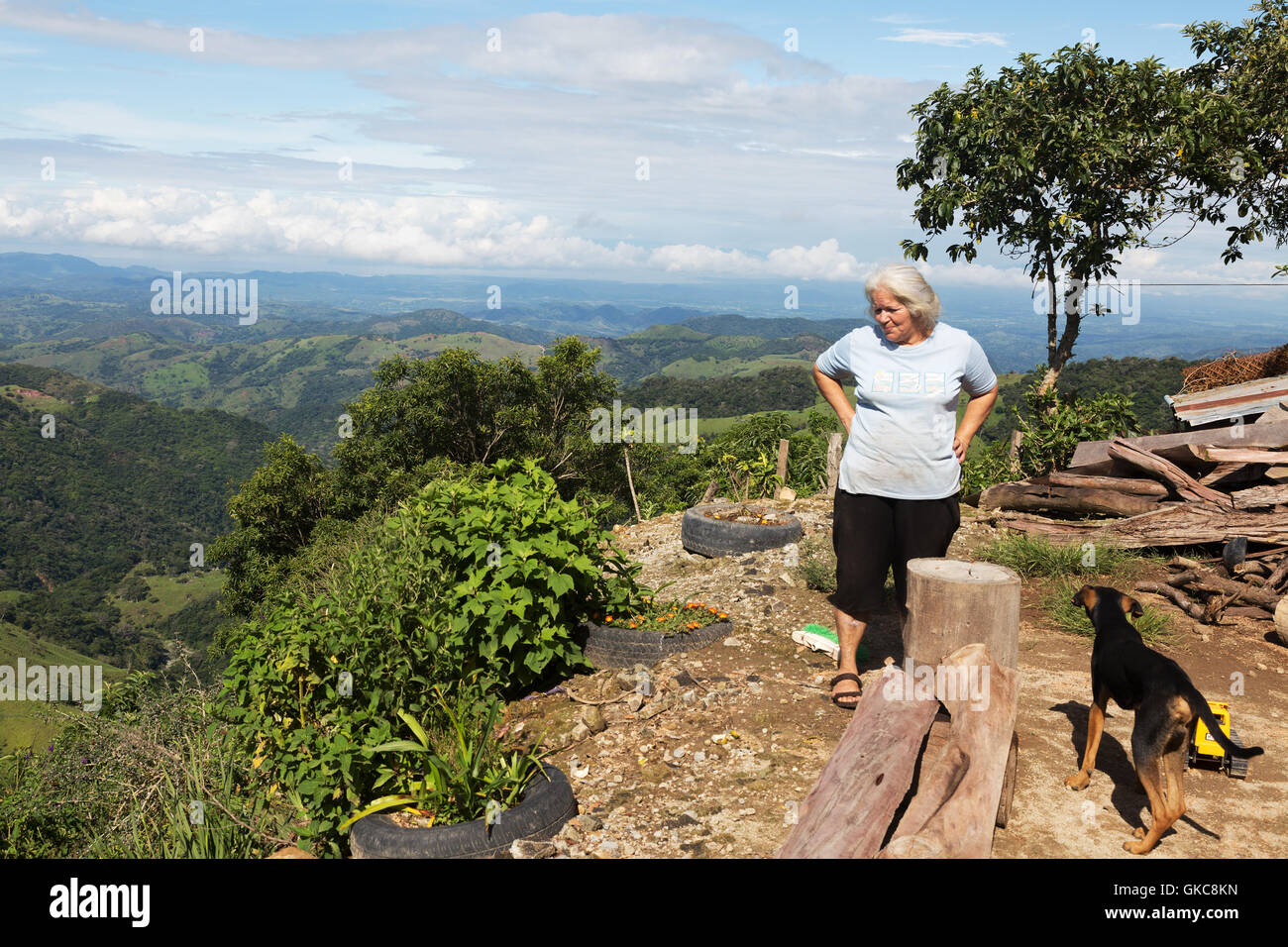 Eine lokale costaricanischen Frau und ihrem Hund, Blick über die Landschaft, das zentrale Hochland in der Nähe von Monteverde, Costa Rica Stockfoto
