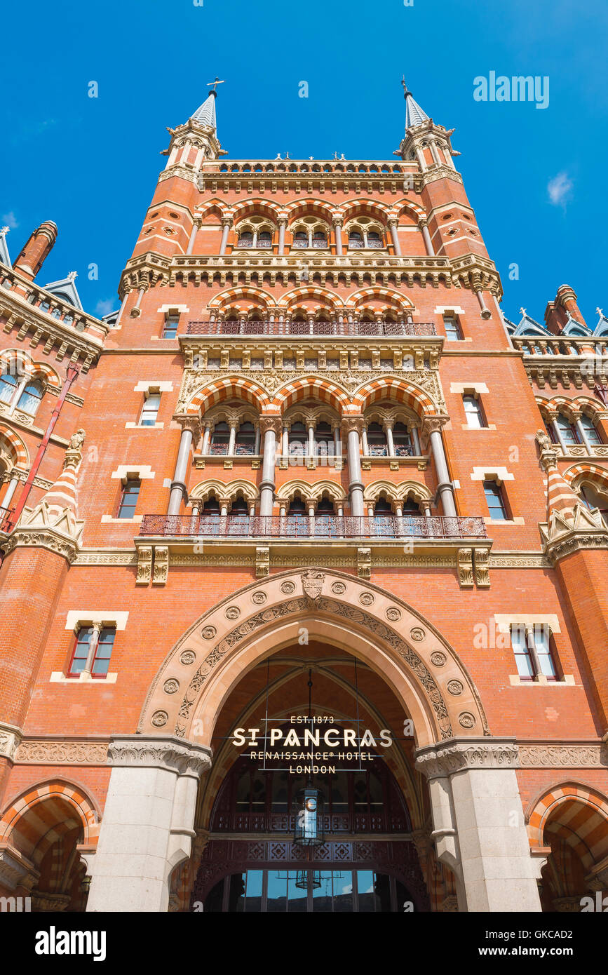 St Pancras Hotel London, Eingangsturm des viktorianischen neugotischen Stil St Pancras Comfort Inn Kings Cross, London, UK. Stockfoto