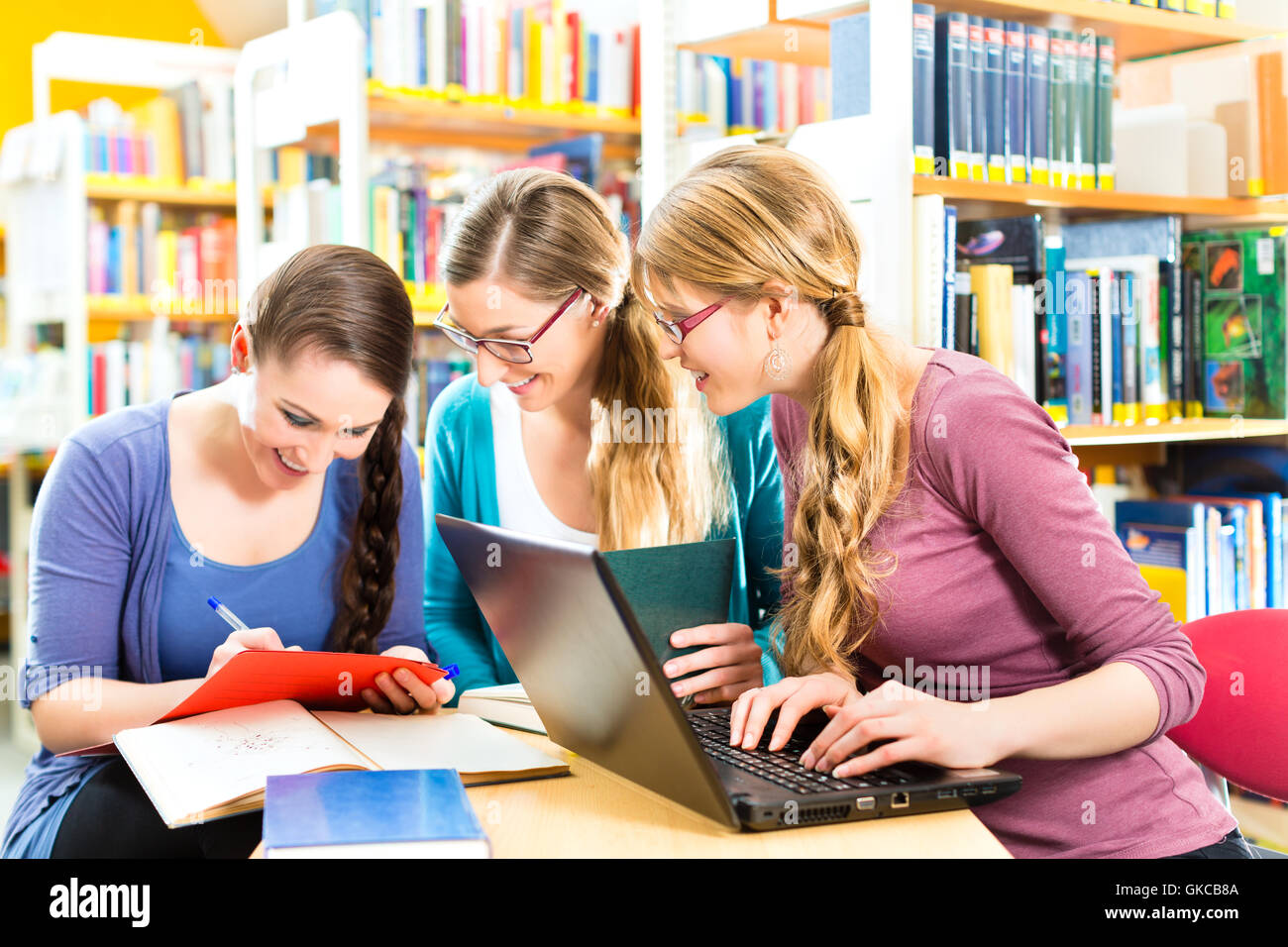 Schüler lernen in einer in Bibliothek Stockfoto