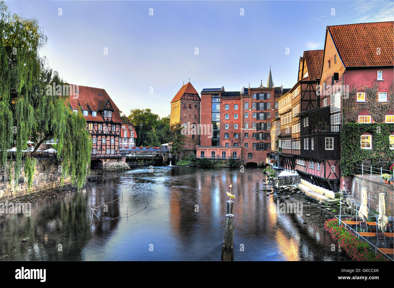 hanseatische Stadt Lüneburg, alten Hafen am Morgen mit Mühle Stockfoto