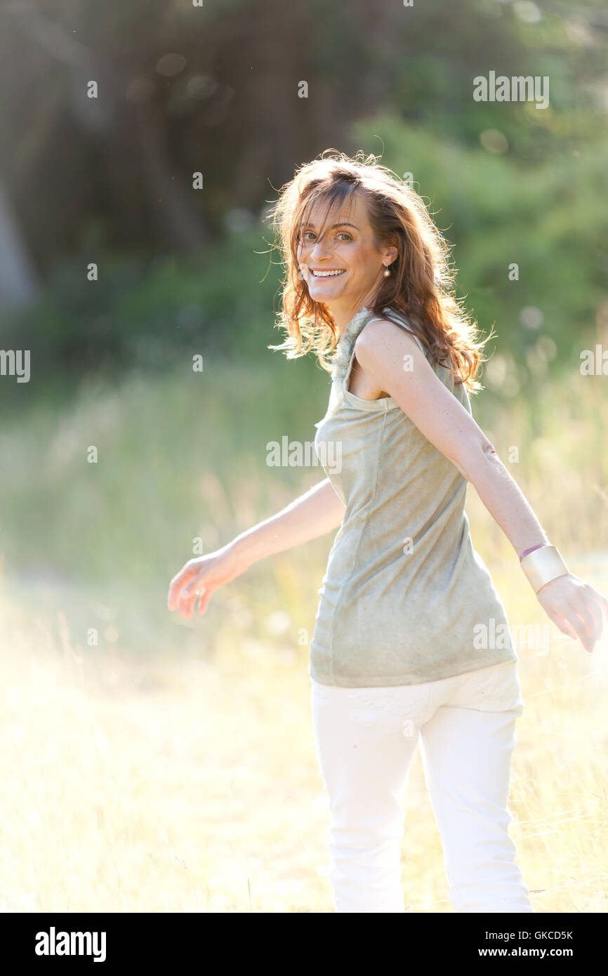 Erwachsene glücklich Frau lachend in die wilde Sommer Stockfoto