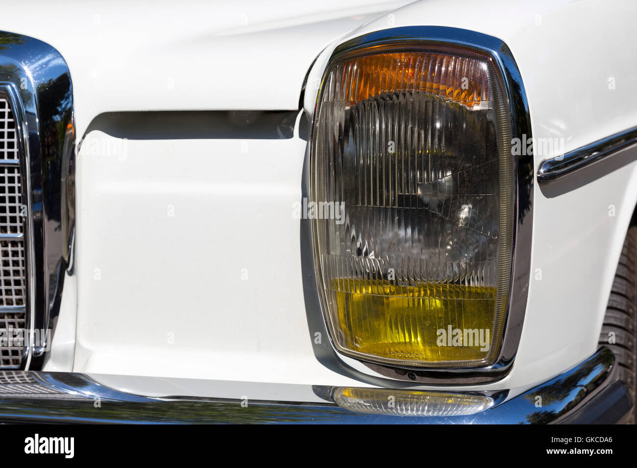 Detail eines Attique Autos bei einer Retro-Autoparade. Scheinwerfer. Scheinwerfer. Stockfoto