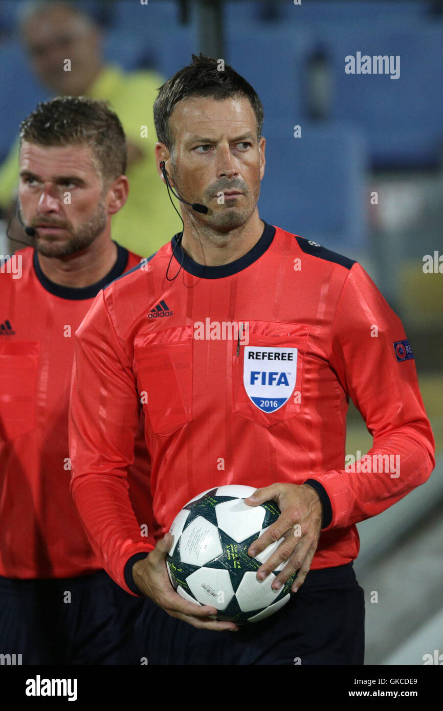 Sofia, Bulgarien - 17. August 2016: Fußball-Schiedsrichter Mark Clattenburg ist auf Bulgariens Nationalstadion vor der TR ausgehen Stockfoto