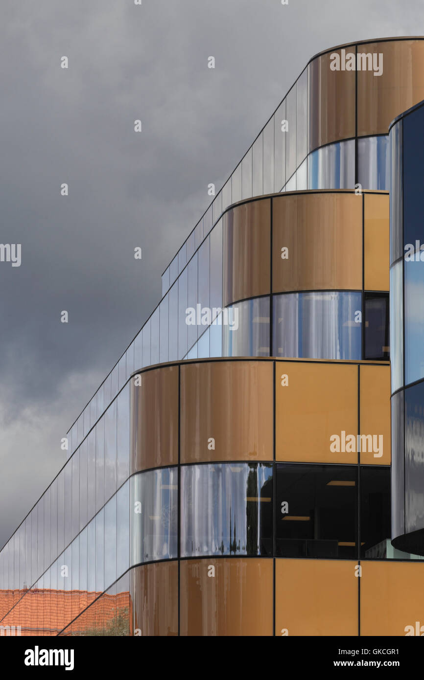 Äußere Detail des Gold-Gebäude, zeigt trat Ebenen gegen bewölktem Himmel. Elektrobuslinie Science Park, Göteborg, Schweden. Architekt: White Arkitekter, 2015. Stockfoto