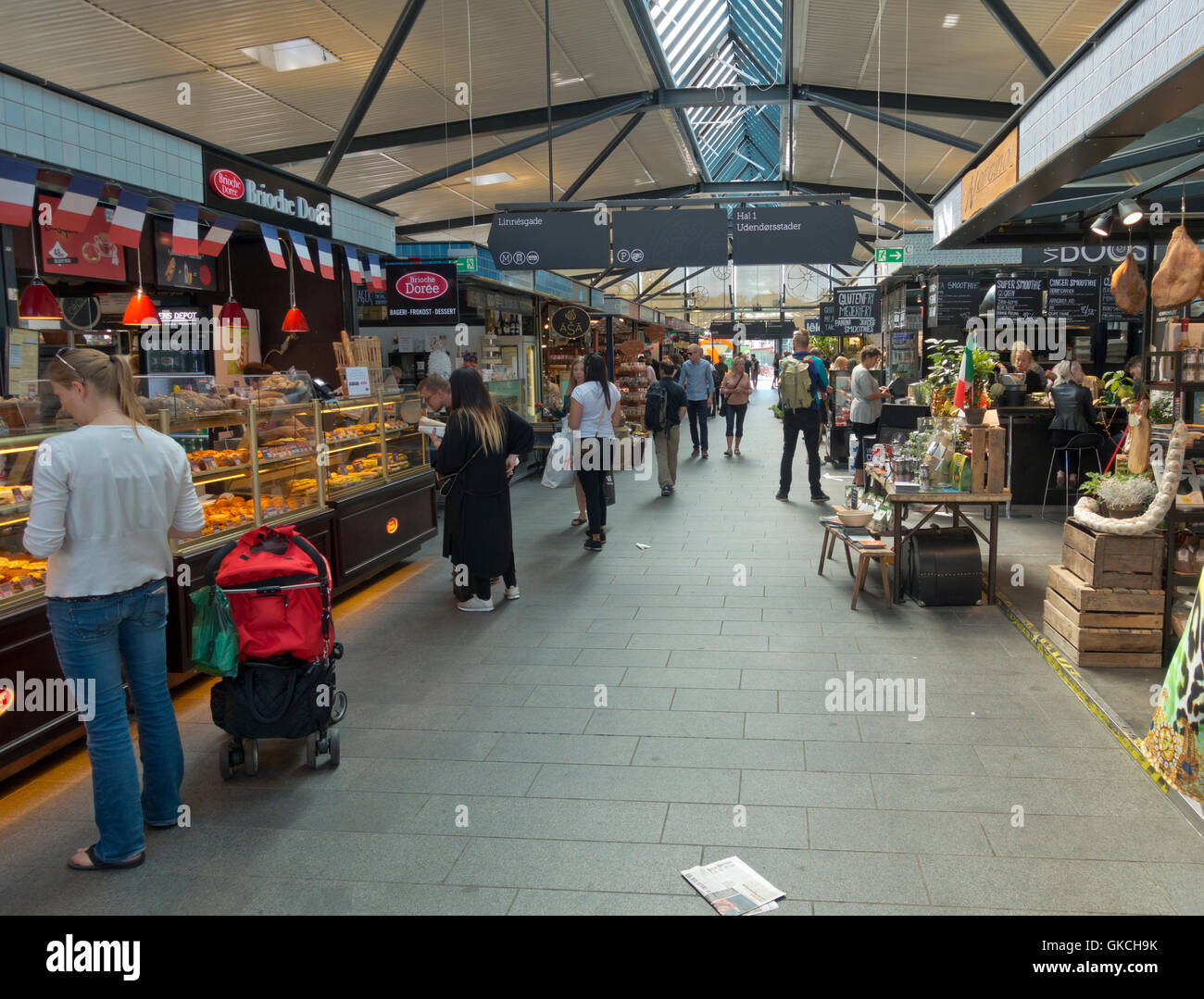 Torvehallerne, Kunden an den zahlreichen Ständen auf dem überdachten Lebensmittelmarkt am Israels Plads, Copenhagen Stockfoto