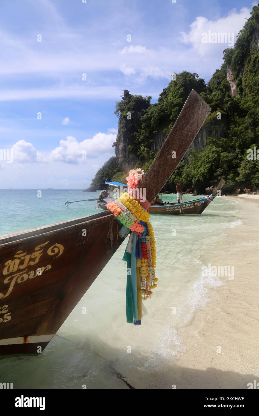 Ein Thai Boot am Ufer von einem Strand auf Ko Phi Phi, Thailand. Stockfoto