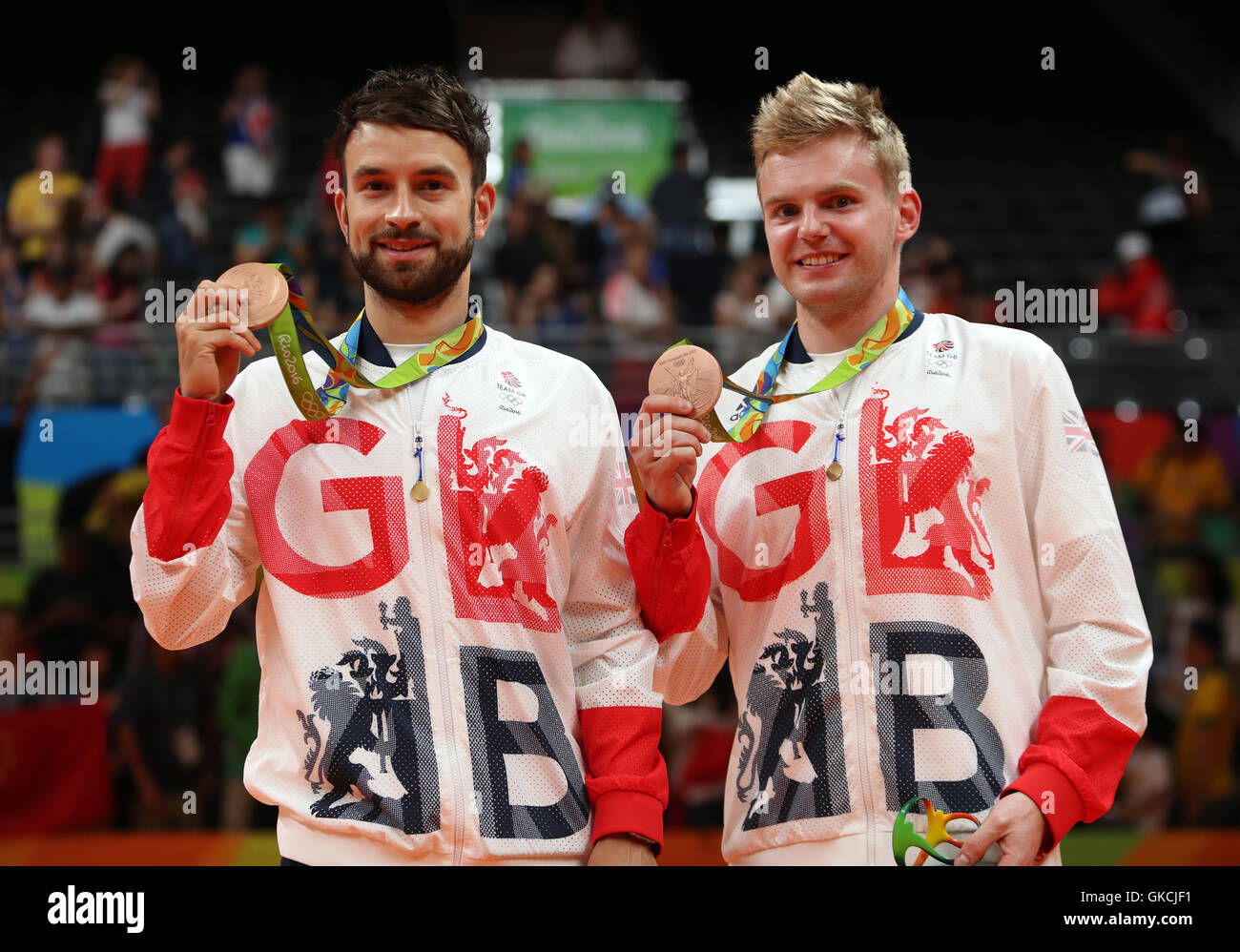Großbritanniens Marcus Ellis und Chris Langridge (links) mit ihren Bronzemedaillen nach der Herren Badminton Doppel Finale im Riocentro - Pavillon 4 am vierzehnten Tag der Olympischen Spiele in Rio, Brasilien. Stockfoto