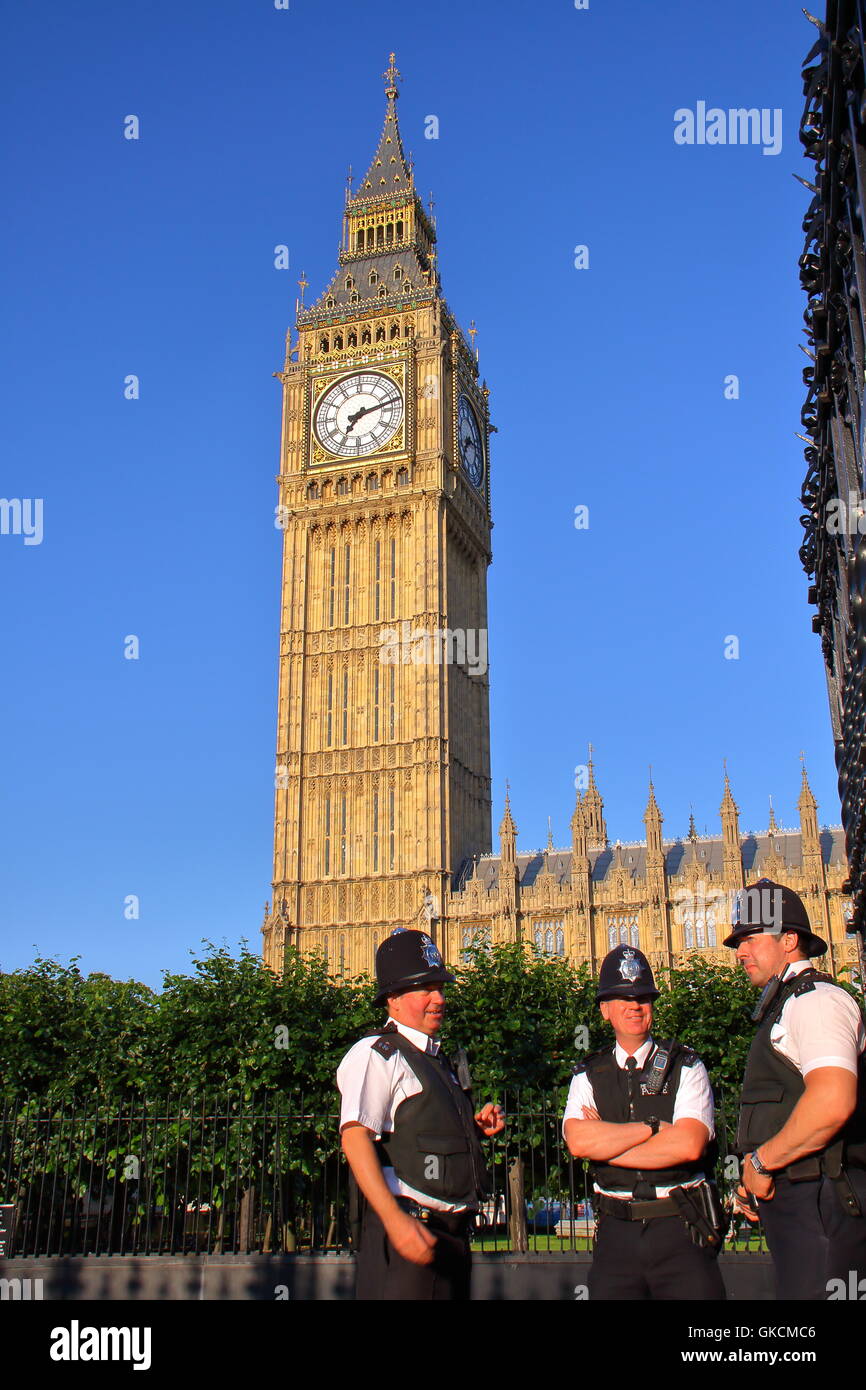 Big Ben mit Bobbies posiert im Vordergrund, London, Großbritannien Stockfoto