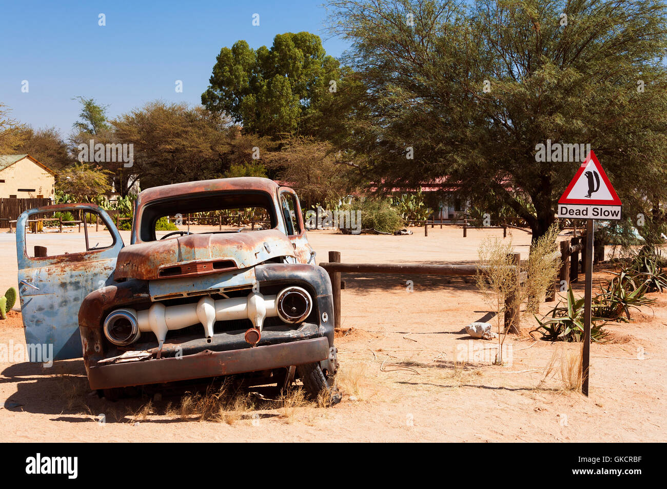 Alte rostige Auto und Straße anmelden, Solitaire, Namibia Stockfoto