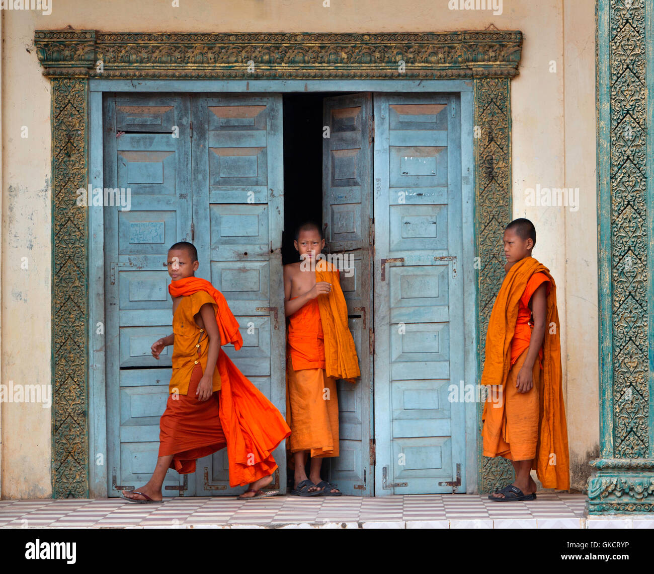 Drei junge, die Roben von buddhistischen Mönchen in Orange bei Siem reap Schule, Kambodscha, Asien Stockfoto