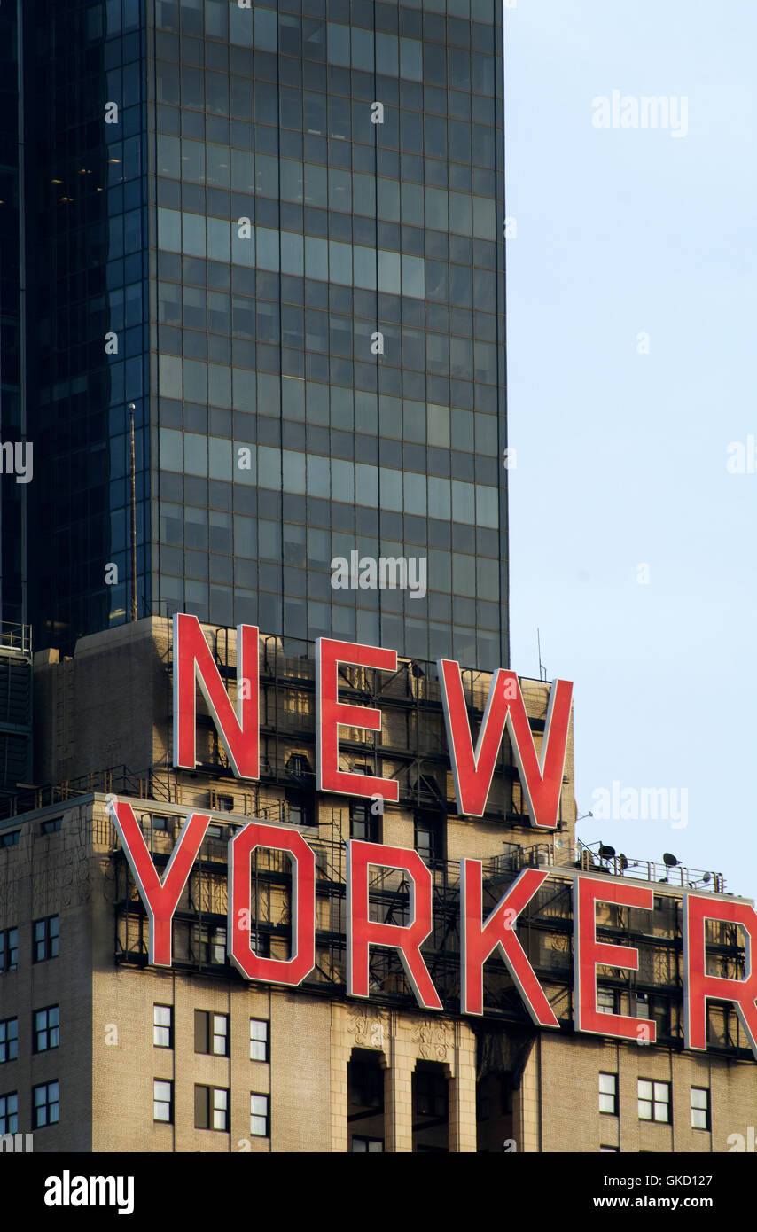 Wyndam Yorker Hotelneubau in New York City mit roter Schrift Brownstone Fassade & Office Windows Licht blauer Himmel Hintergrund Low Stockfoto