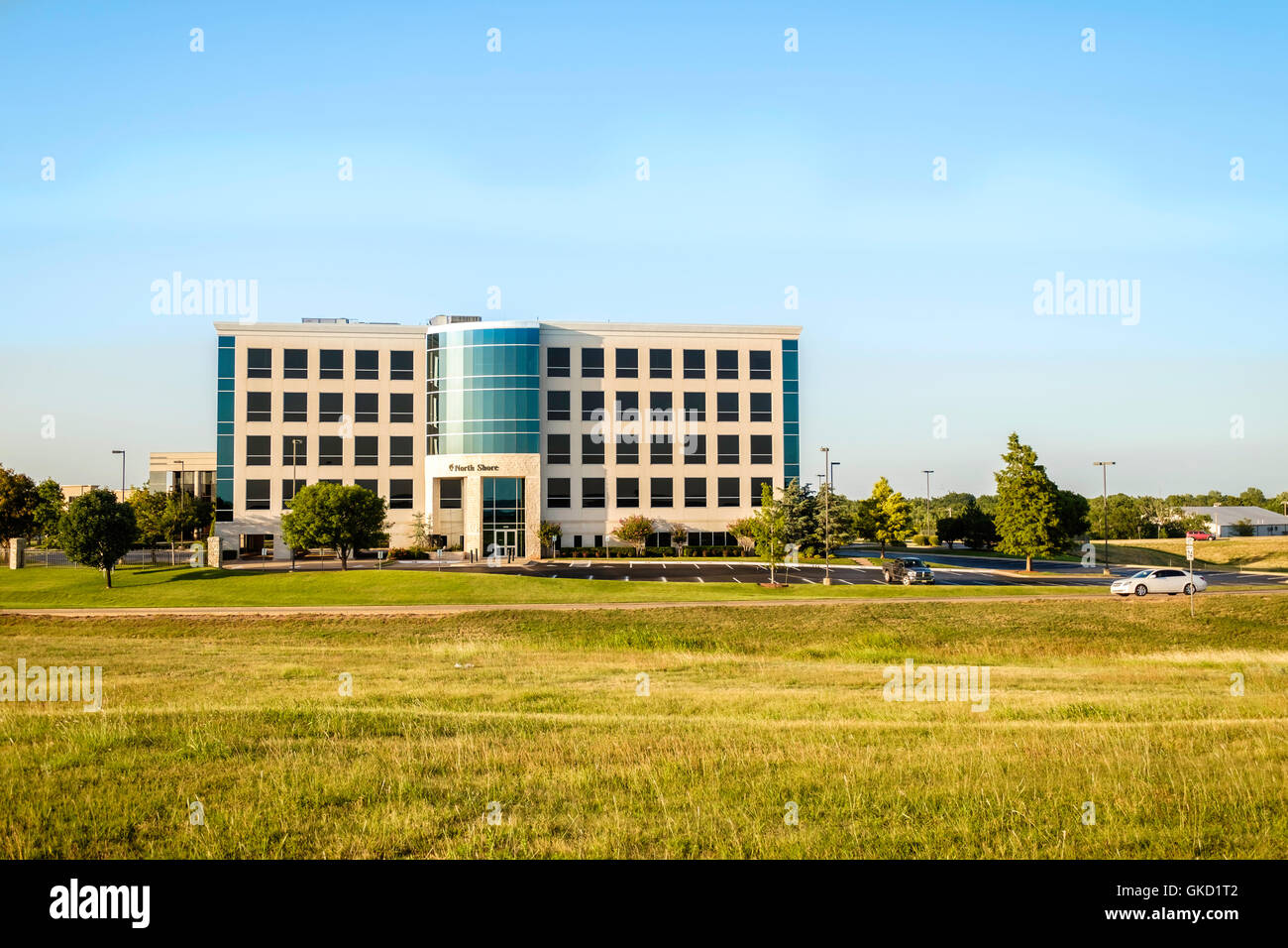 Das North Shore-Bürogebäude in 10900 Hefner Pointe Dr. im Norden Oklahoma City, Oklahoma, USA. Stockfoto