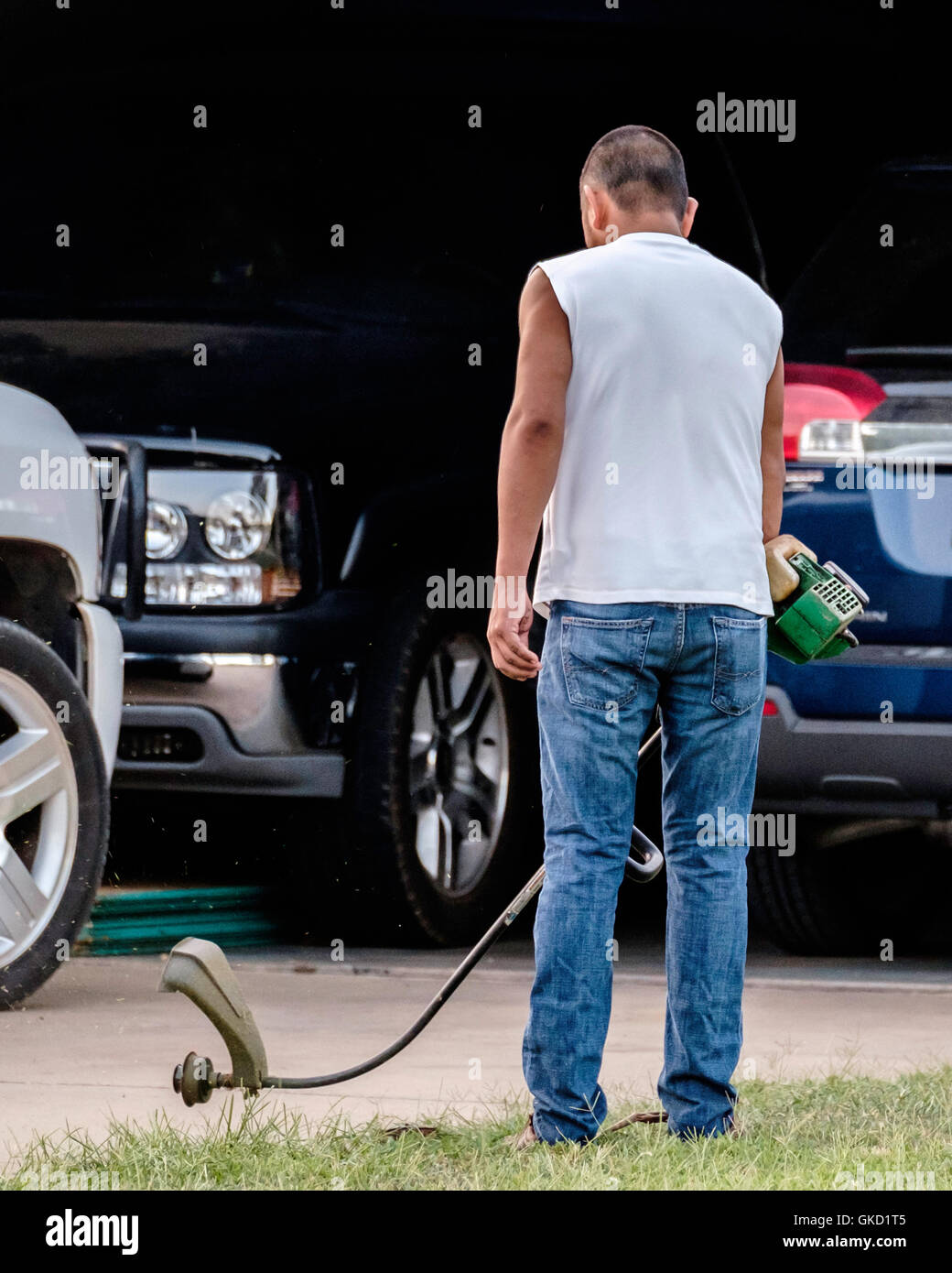 Ein Latino-Mann Kanten seinen Rasen im Sommer in Oklahoma City, Oklahoma, USA. Stockfoto