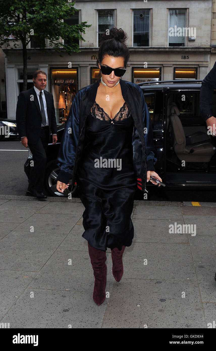 Kim Kardashian besucht die Vivienne Westwood-Filiale in Mayfair mit ihrem Ehemann Kanye West, über 2 Stunden! Das Paar dann geleitet, die Roberto Cavalli-Shop auf Sloane Street mit: Kim Kardashian, Kanye West wo: London, Vereinigtes Königreich bei: 21 Stockfoto