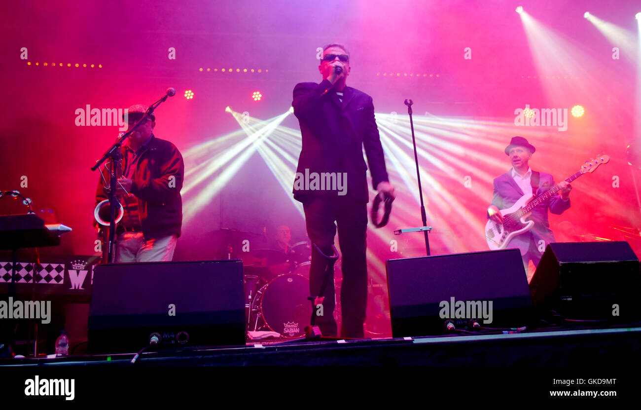 Bei der Wiedereröffnung der Hastings Pier mit Wahnsinn: Suggs, Mike Barson, Lee Thompson, Mark Bedford wo: Hastings, Vereinigtes Königreich: 21. Mai 2016 Stockfoto