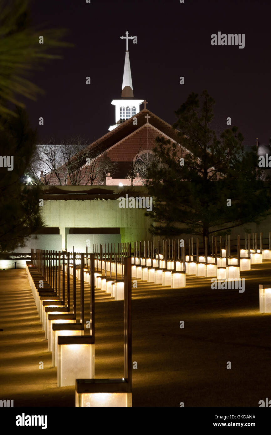Die Oklahoma City Bombing Memorial in der Nacht mit 1. Methodistenkirche in den Rücken. Bei der Bombardierung wurde die Kirche schwer beschädigt. Stockfoto