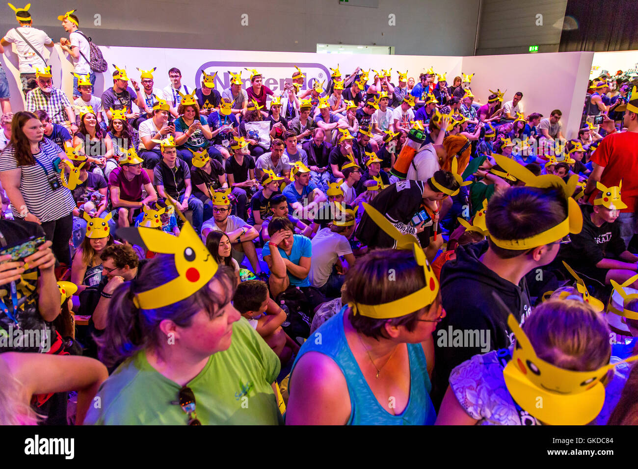 Gamescom-2016, Computerspiele-Messe in Köln, Deutschland, Pokemon Go Fans bei der Nintendo-Halle, Stockfoto