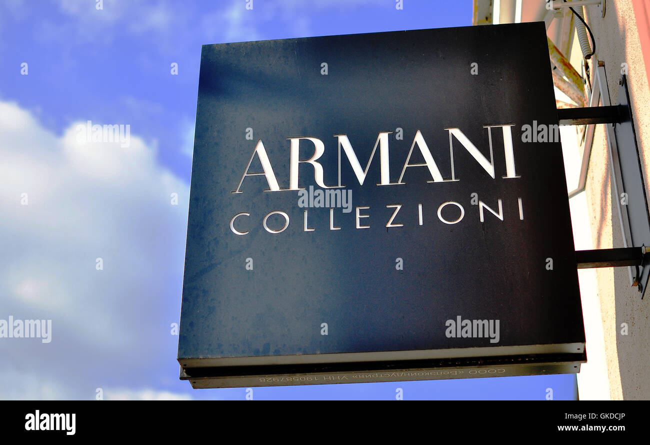 MINSK, BELARUS - 4. Oktober: Logo von Armani Collezioni Shop in der Straße von Minsk am 4. Oktober 2014. Stockfoto