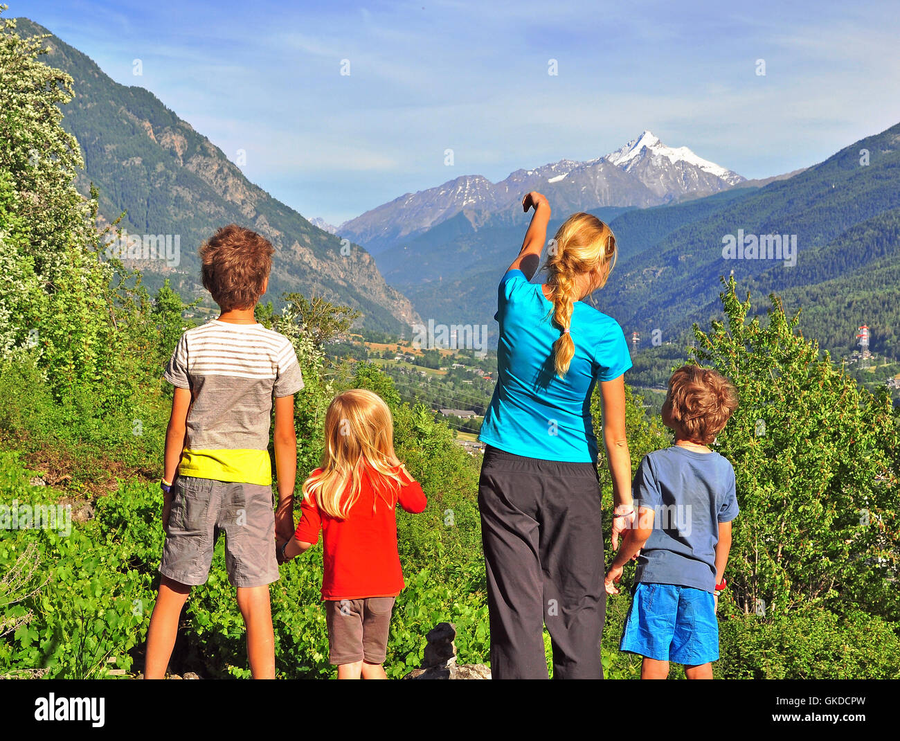 Vierköpfige Familie in Bergen Stockfoto