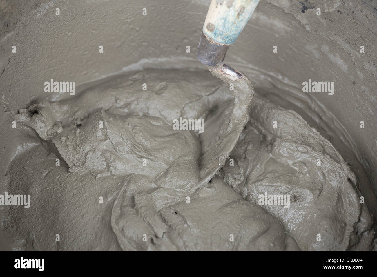 Dirty Kelle und Eimer mit Mörtel auf der Baustelle Stockfoto