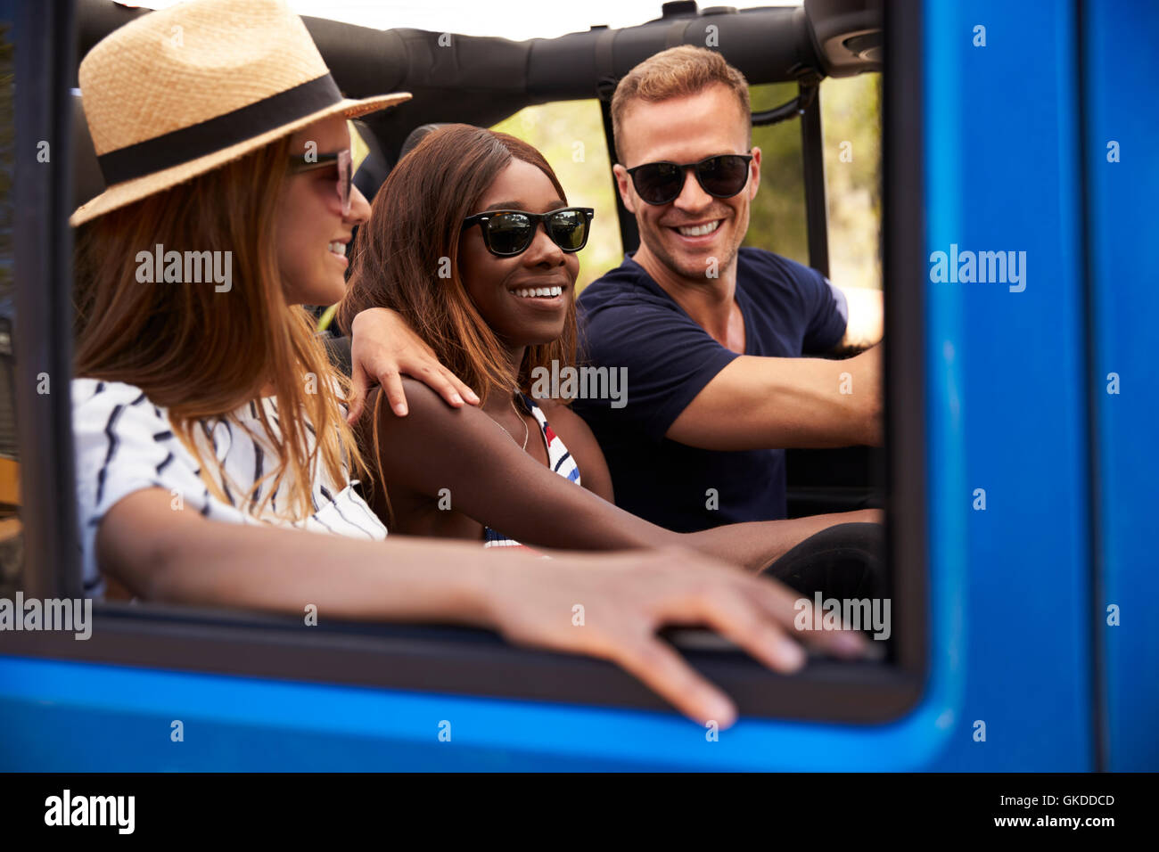 Gruppe von Freunden, die Landstraße Top Großraumwagen befahren Stockfoto