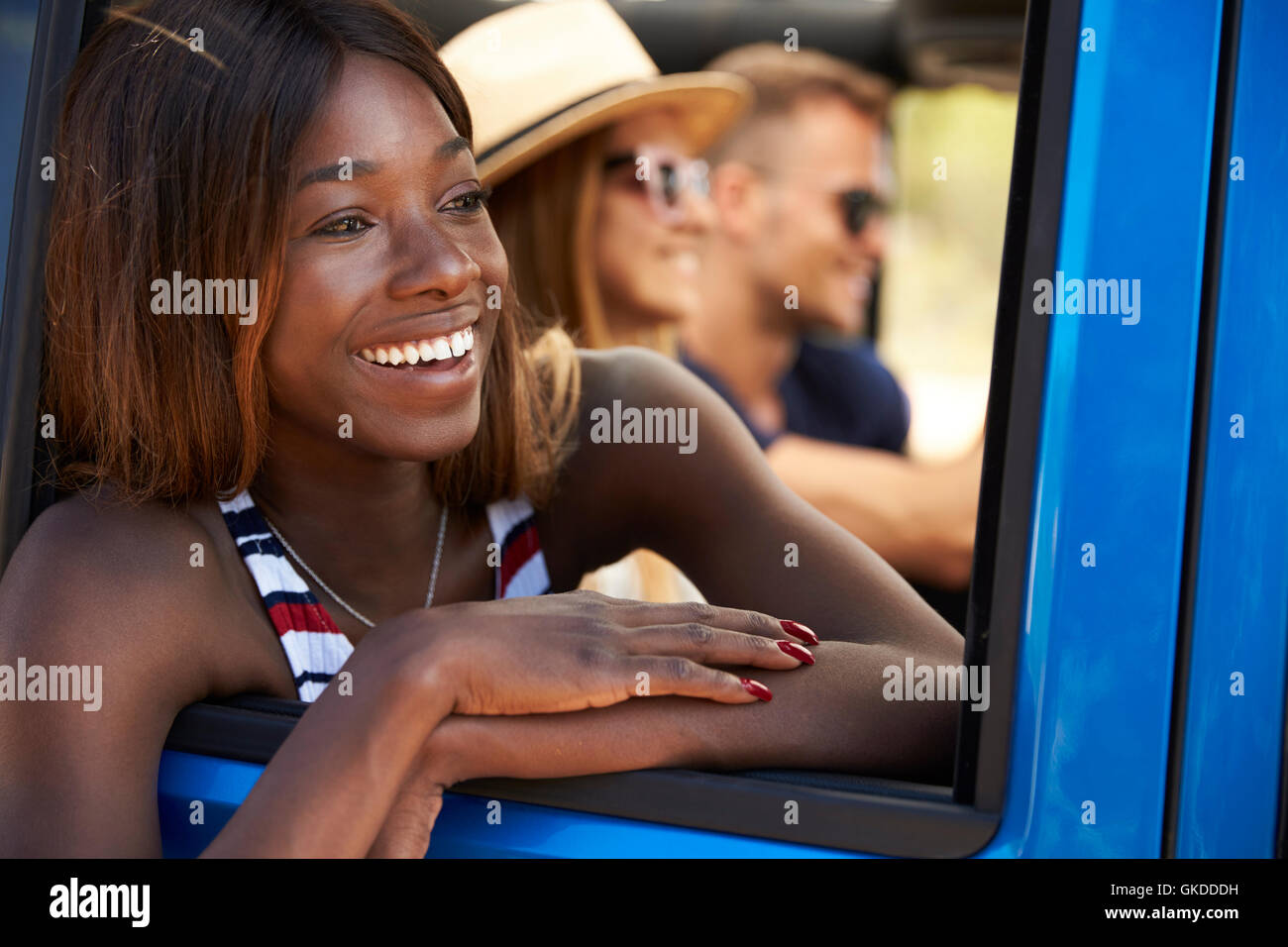 Gruppe von Freunden, die Landstraße Top Großraumwagen befahren Stockfoto