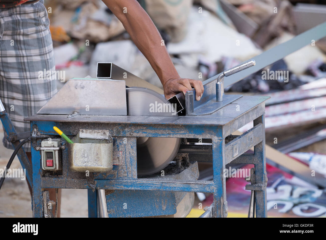 Professionelle Arbeiter schneiden Aluminium mit Mahlwerk Klinge Stockfoto