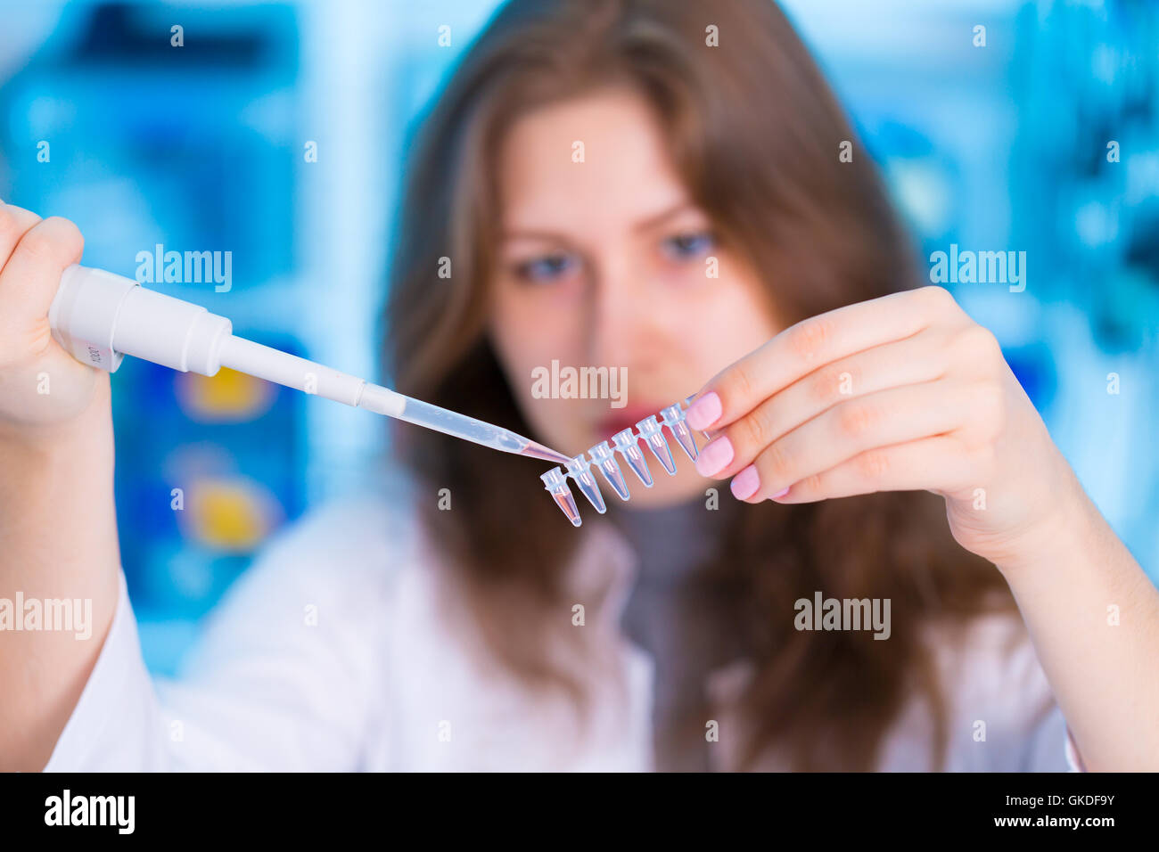 Techniker mit Pipette und Reagenzglas im mikrobiologischen Labor Stockfoto