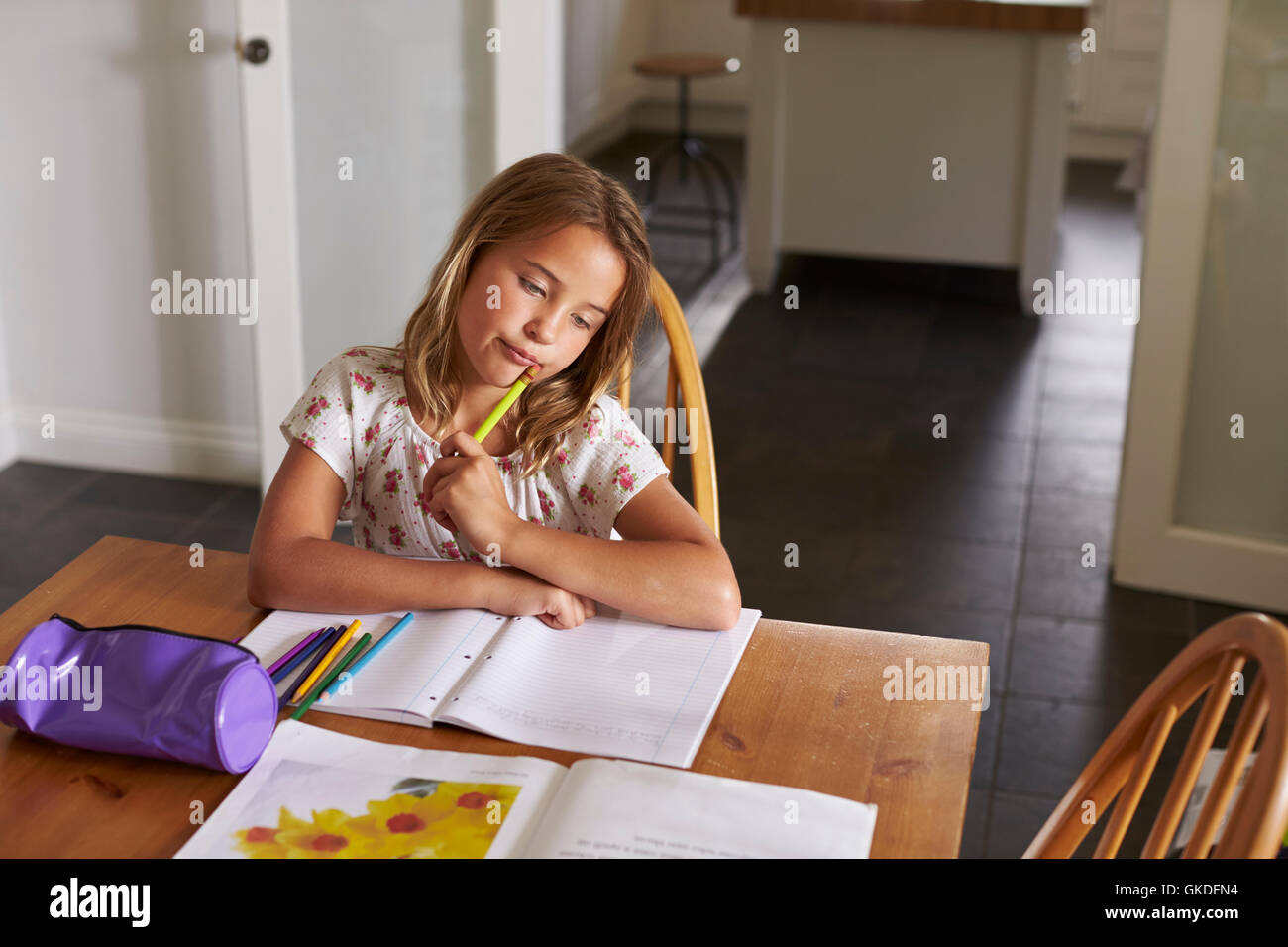 Mädchen denken über ihre Hausaufgaben, erhöht, Ansicht Stockfoto