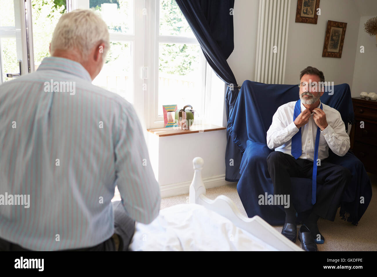 Männlichen Partner machen Sie sich bereit für die Arbeit im Schlafzimmer, vom Eingang aus gesehen Stockfoto