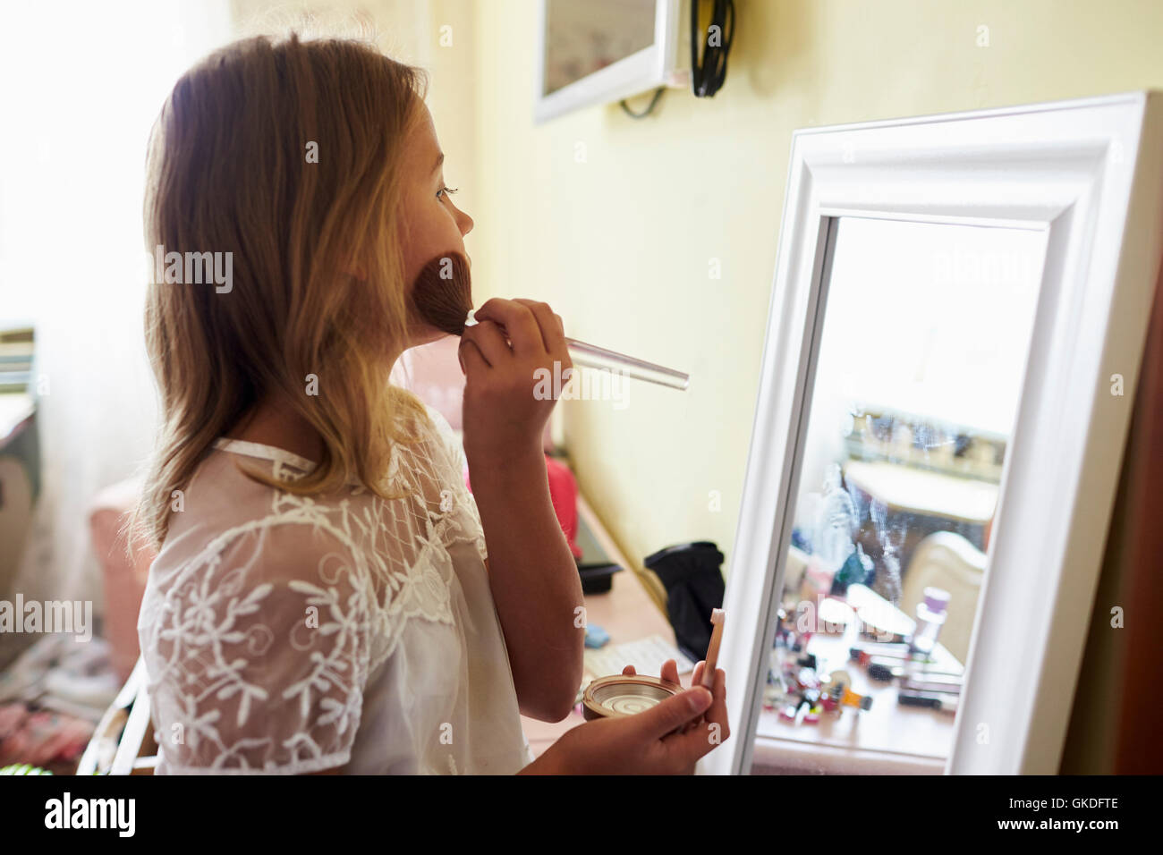 Junges Mädchen verkleiden und setzen auf Mutters Make Up Stockfoto