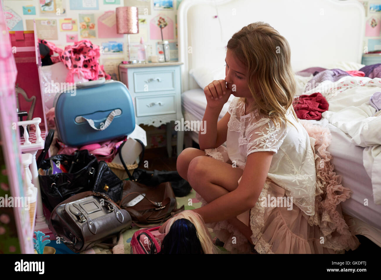 Junge Mädchen spielen In unordentliche Schlafzimmer Stockfoto