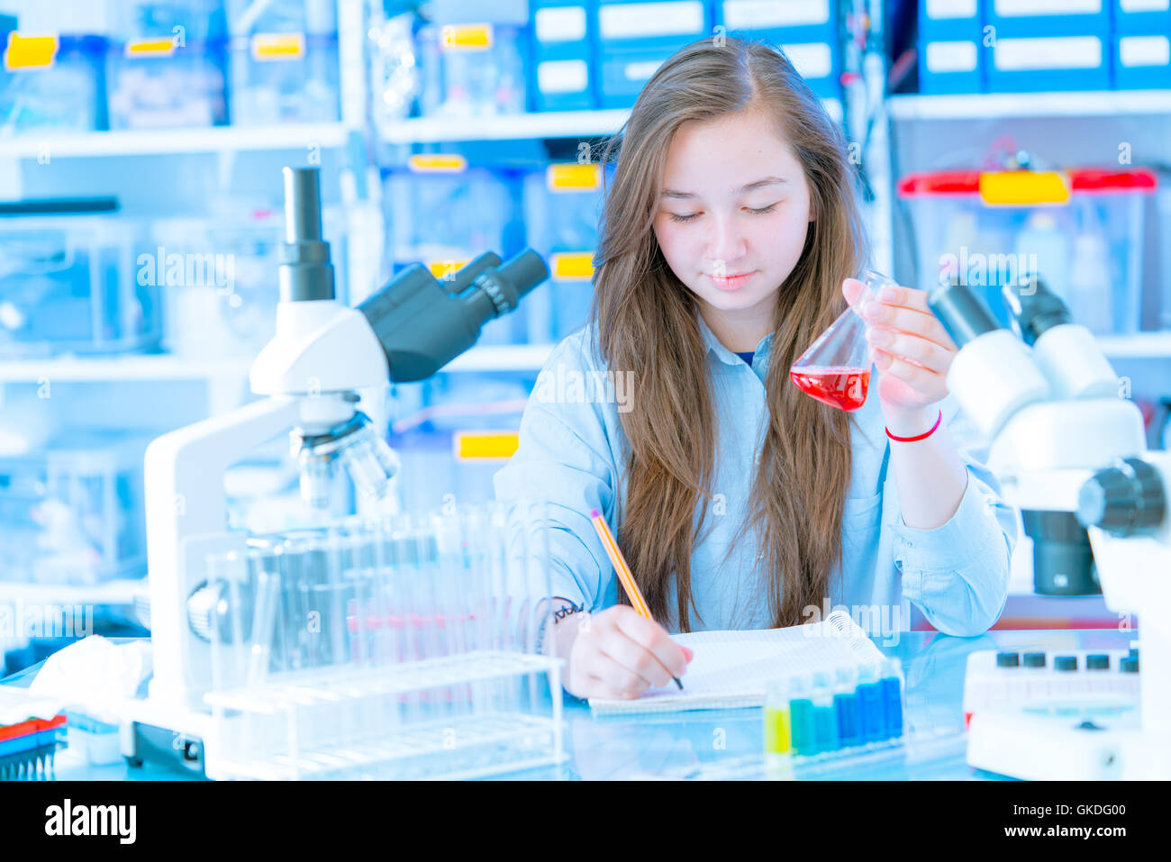 Teen Schulmädchen in chemischen Klassenzimmer mit Reagenzgläsern Stockfoto