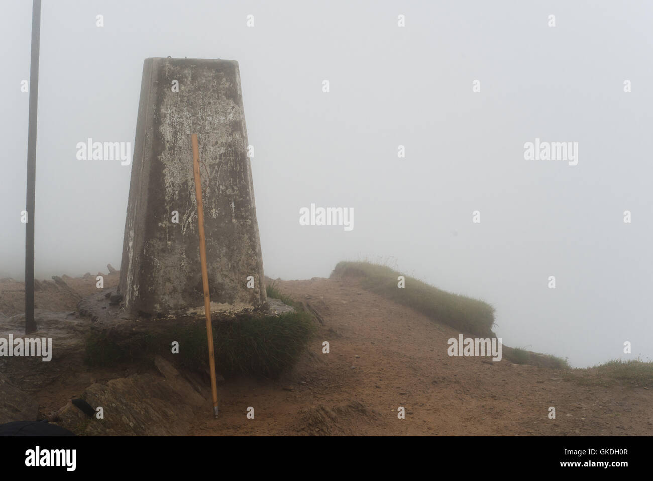 Cairn-Gipfel des Ben Vorlich (Loch earn) ohne Aussicht durch die dicke Wolkendecke. gelehnt, Klettern stick Stockfoto