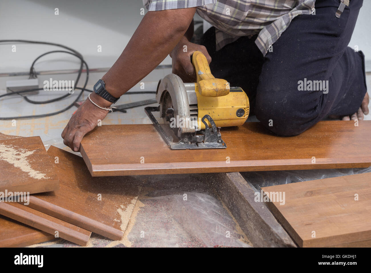 Tischler verwenden elektrische Säge, sägen Holz Brett Stockfoto