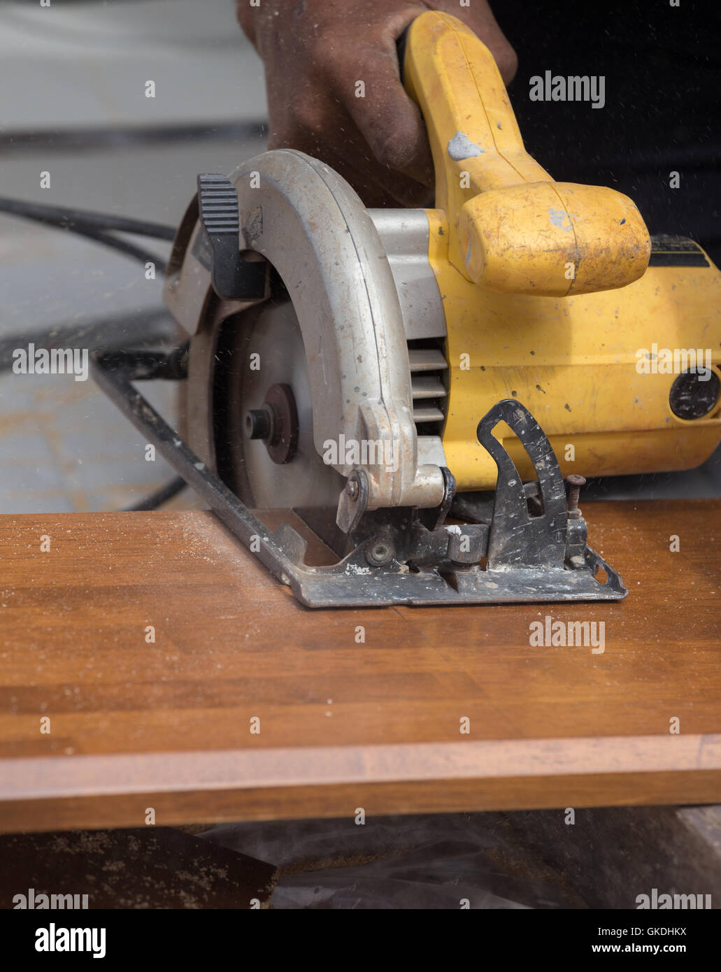 Tischler verwenden elektrische Säge, sägen Holz Brett Stockfoto