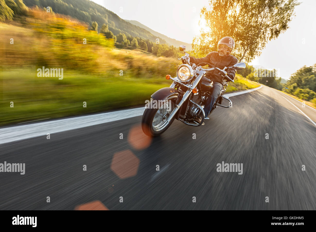 Motorrad-Fahrer fahren auf der Autobahn im schönen Abendlicht in Unschärfe Bewegungseffekt. Schuss aus Frontansicht Stockfoto