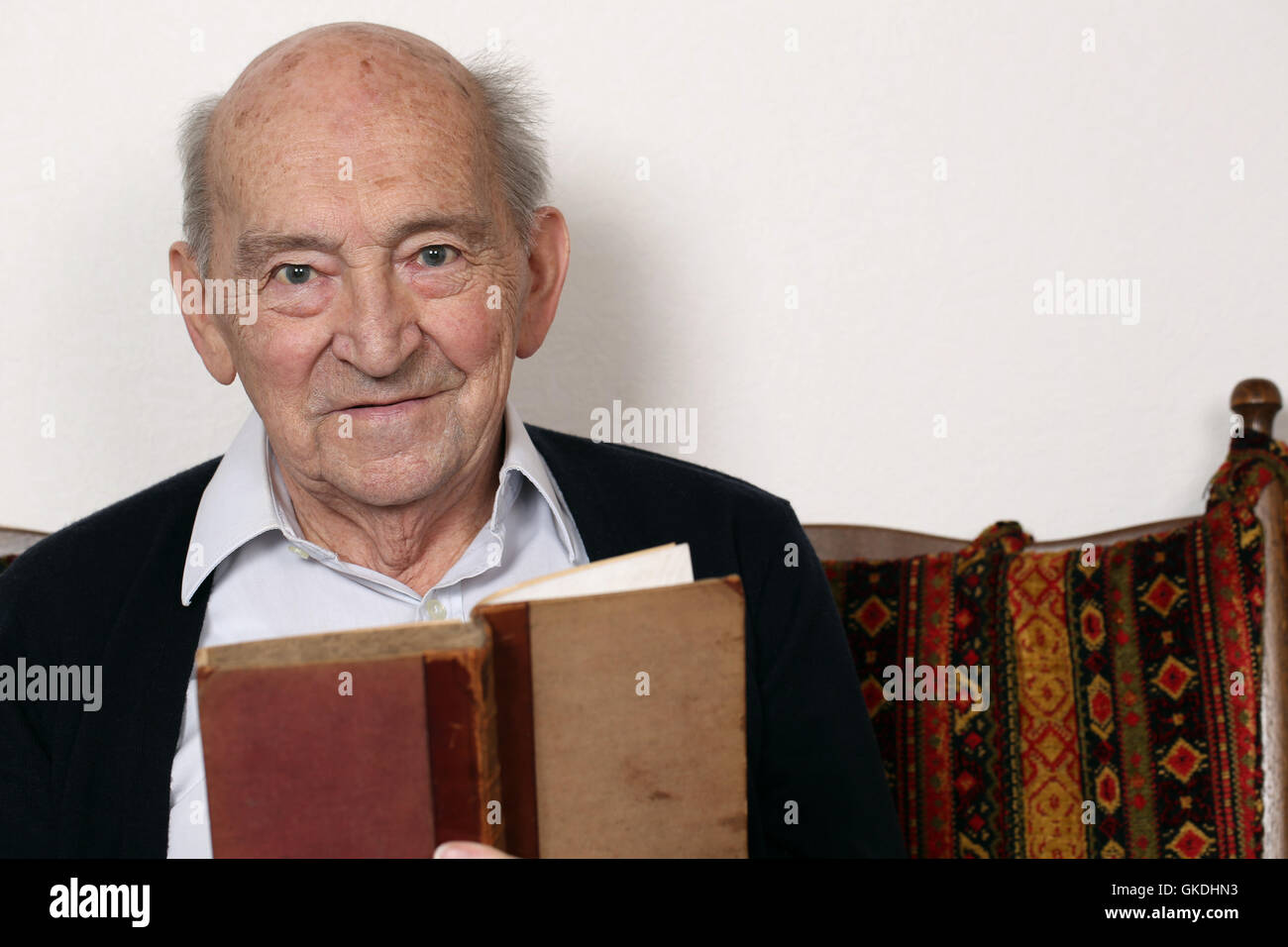 Großvater liest aus einem Buch Stockfoto