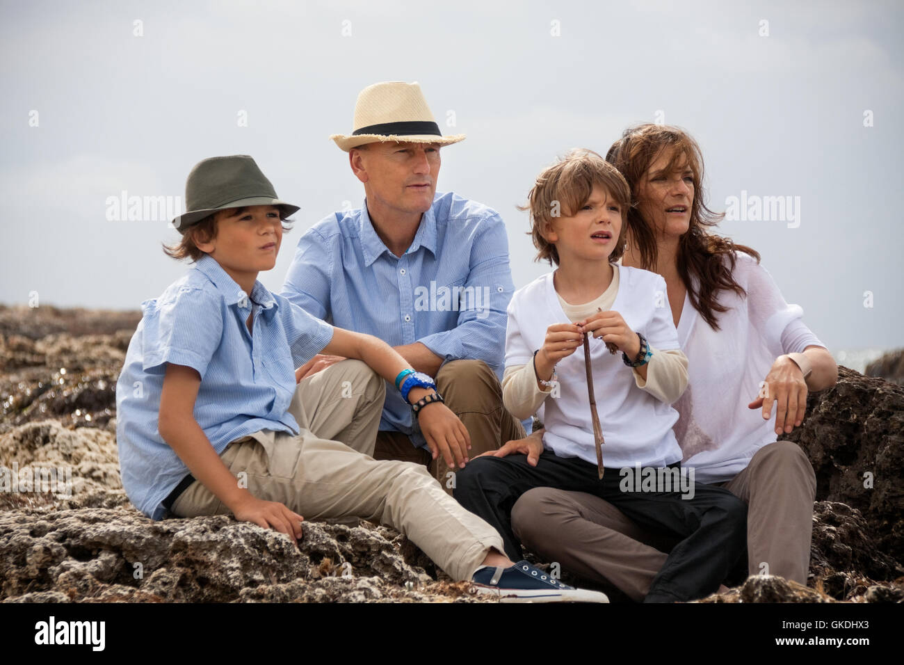 glückliche Familie mit Kindern im Urlaub am Meer Stockfoto