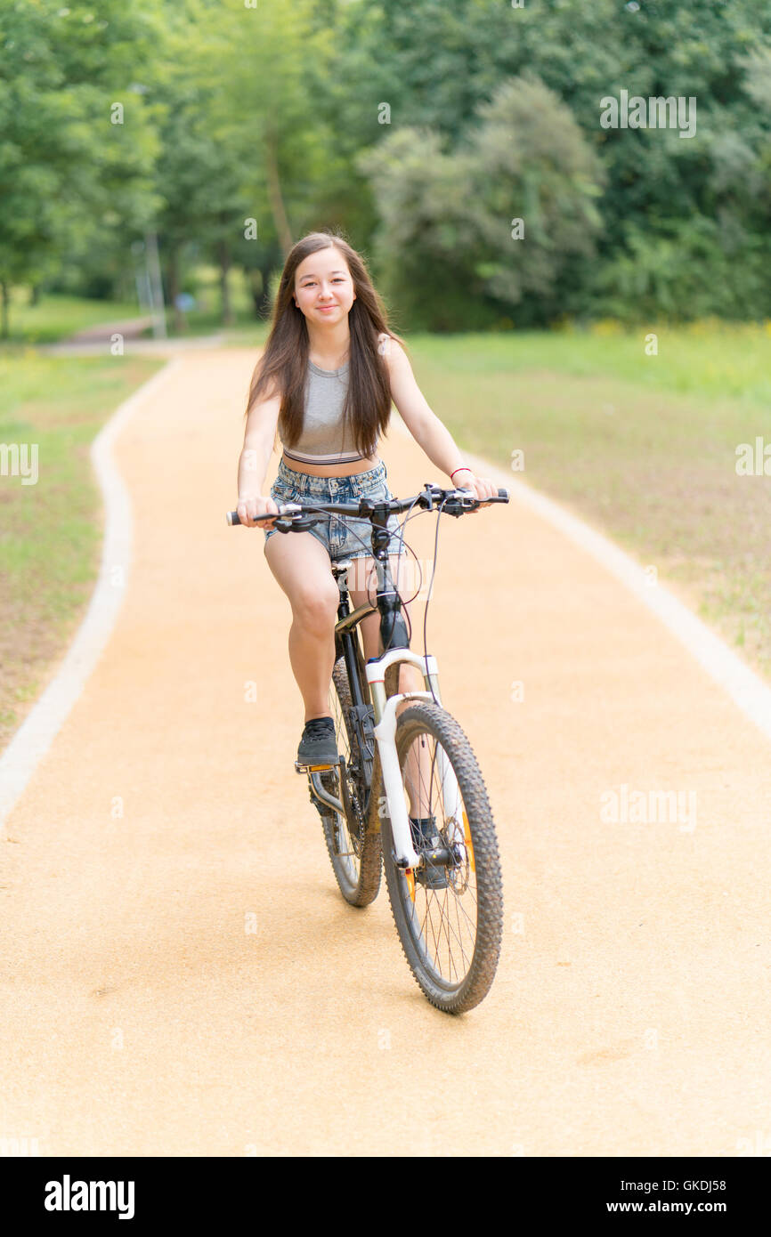 Teen Mädchen Fahrrad Stockfotografie Alamy