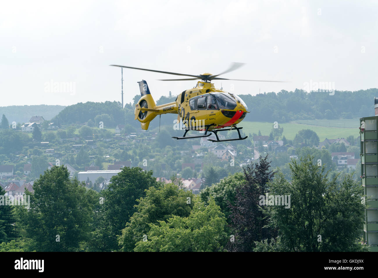 GERA, Deutschland - 29. Mai 2016: Adac Hubschrauber und Krankenwagen Stockfoto