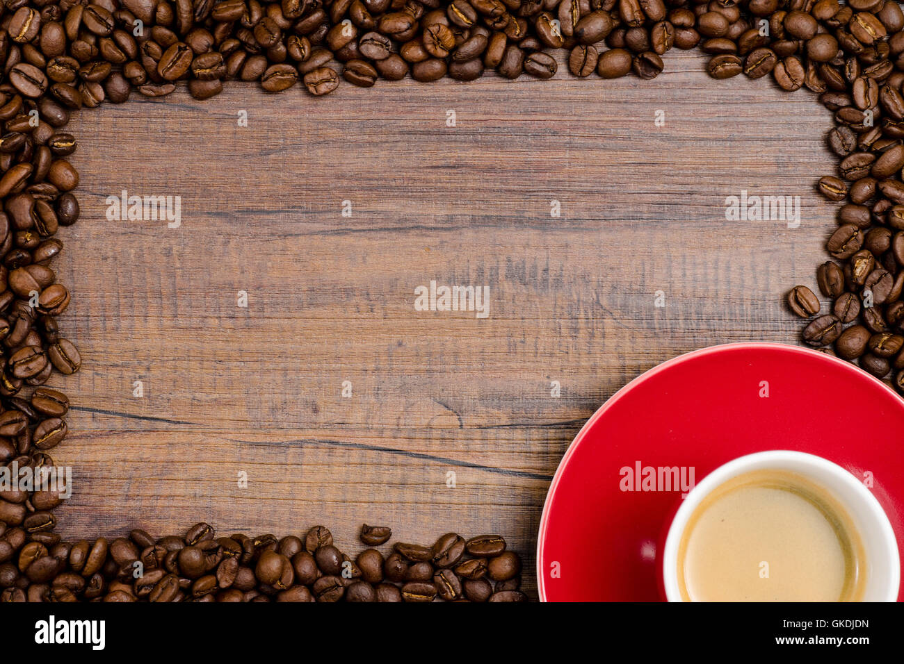 Kaffeebohnen als Rahmen mit Rote Tasse Stockfoto