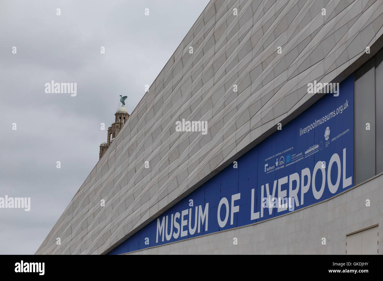 Museum of Liverpool Gebäude mit der Royal Liver Building in der Ferne, Liverpool. Stockfoto