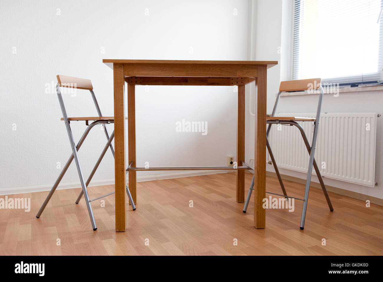 Tisch und Stuhl im leeren Raum Stockfoto