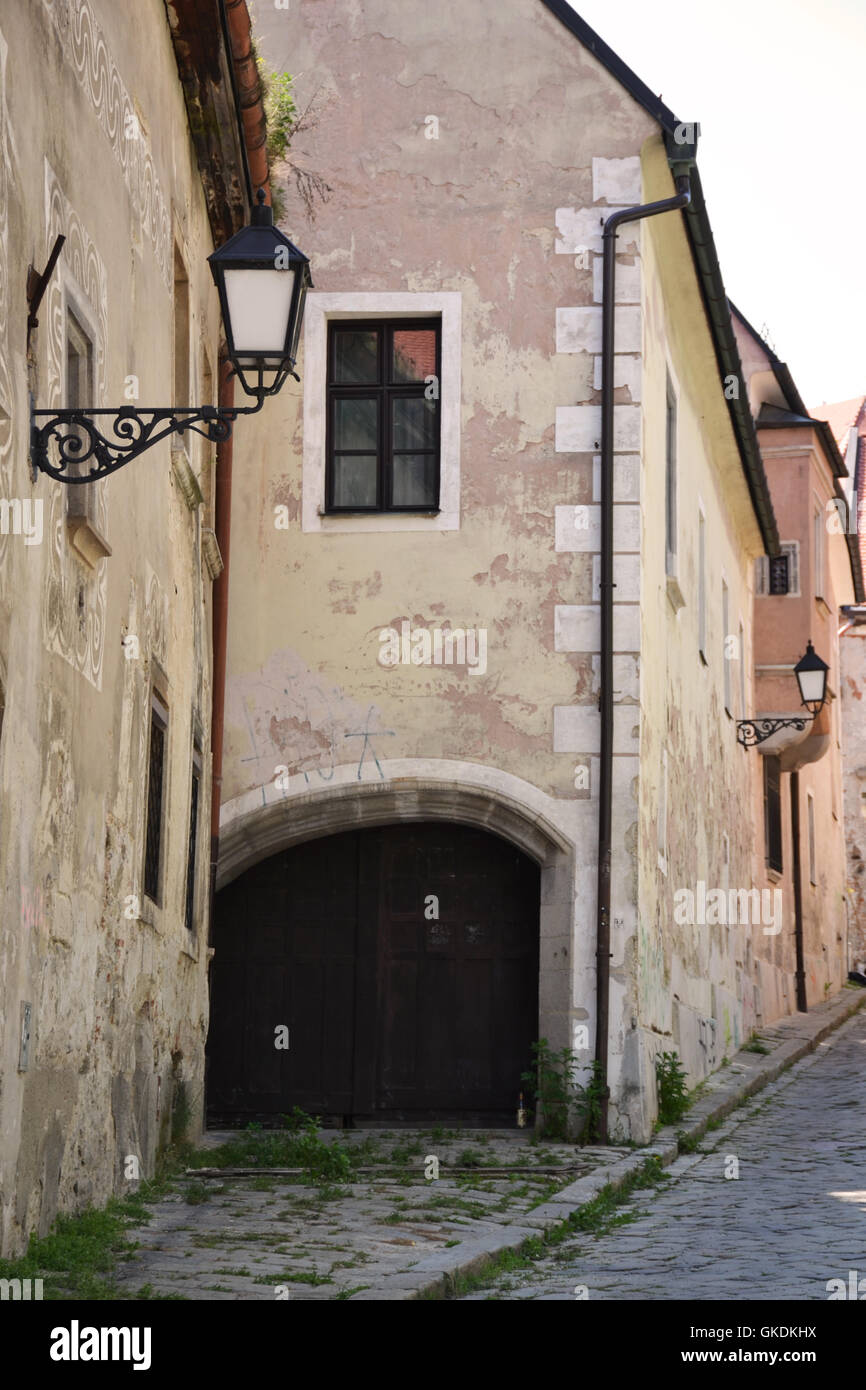 Alte Straßenlaterne und Gebäude in der Farská-Straße in der Altstadt von Bratislava, Slowakei Stockfoto