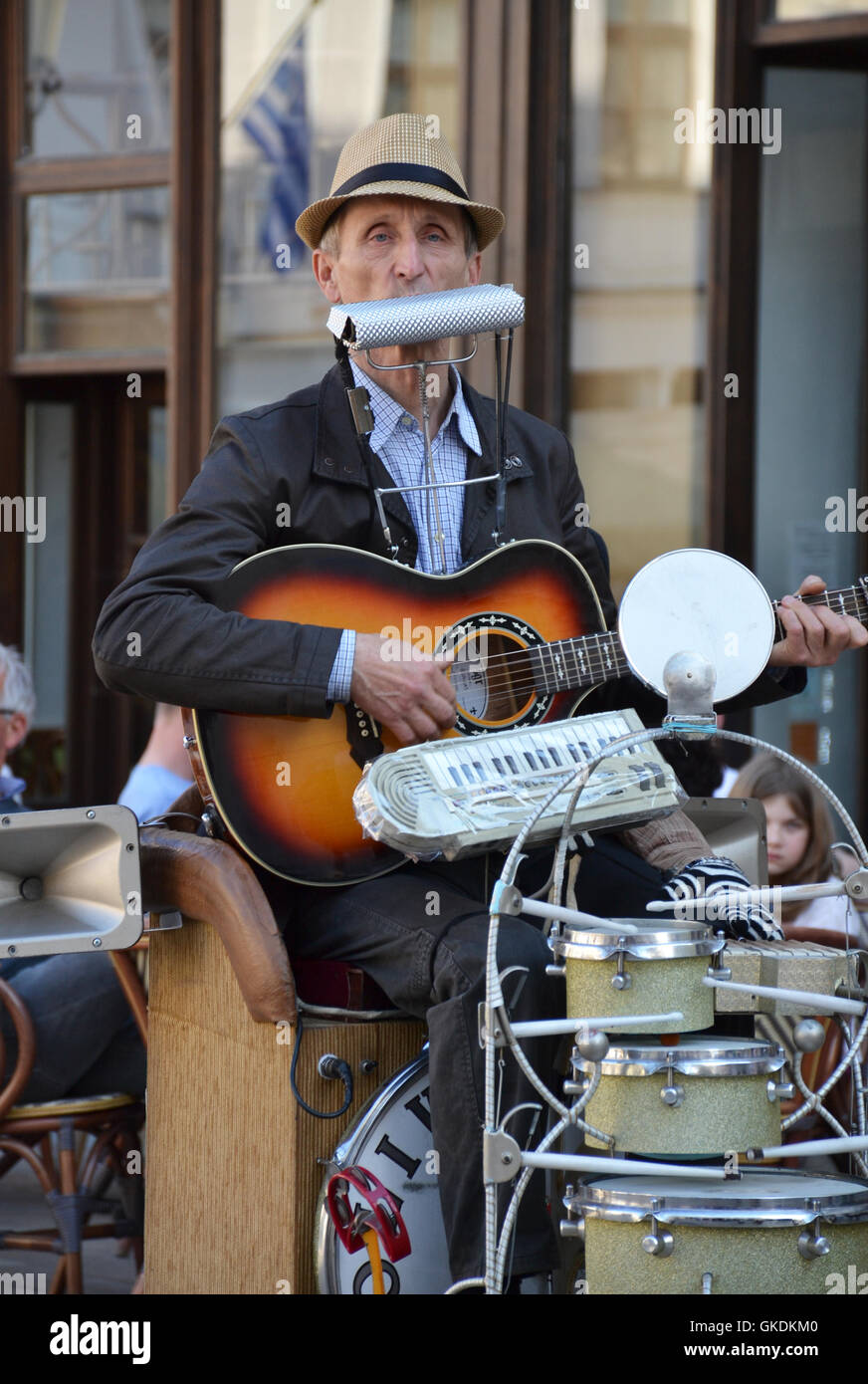 Straßenmusiker auf mehreren Instrumenten durchführen. Stockfoto