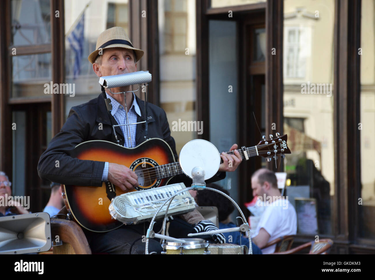 Straßenmusiker auf mehreren Instrumenten durchführen. Stockfoto