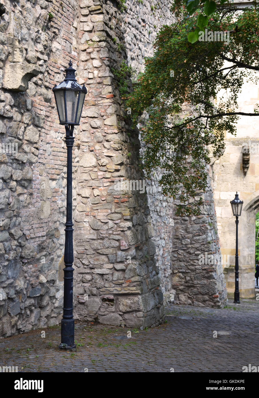 Alte Straßenlaterne in der Nähe von Mauern der Burg in Bratislava, Slowakei Stockfoto