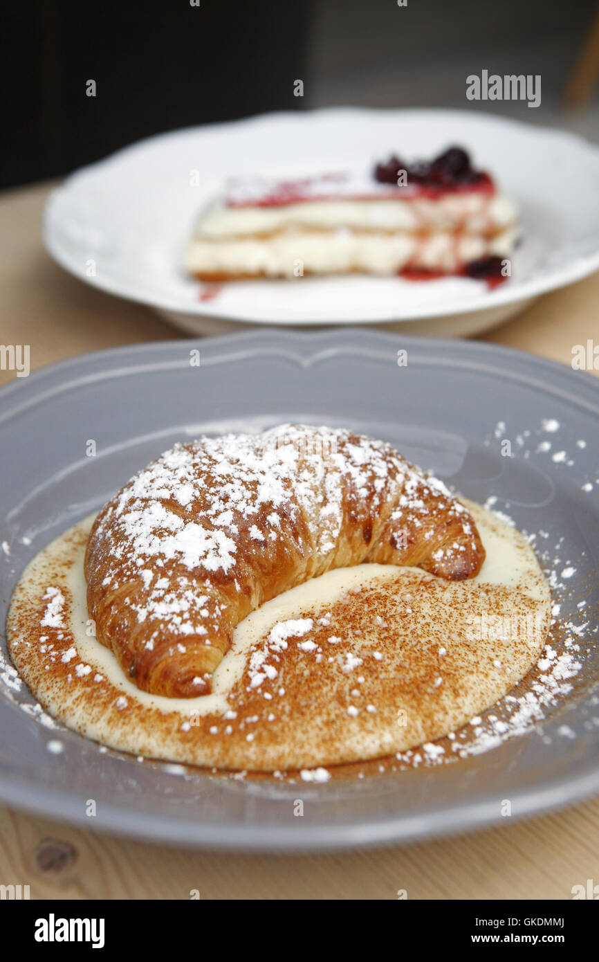 Bougatsan (vorne) Kombination aus Croissant und griechischen Pudding Kuchen im Café Estrella, Thessaloniki. Griechenland Stockfoto