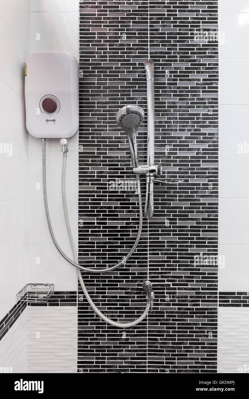 Dusche und Warmwasserbereiter an Wand im Badezimmer Stockfotografie - Alamy